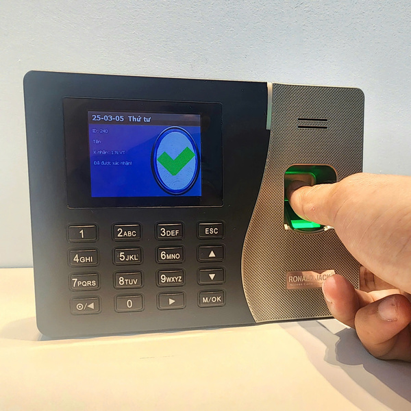 Mua máy chấm công vân tay giá rẻ ở đâu TPHCM